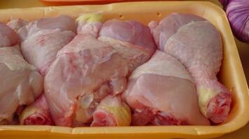 Prepare flavorful chicken drumsticks with fresh ingredients video
