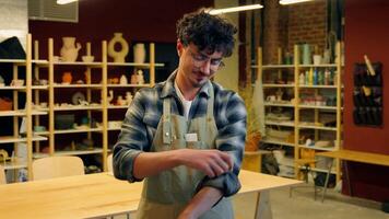 homem retrato caucasiano cara oleiro escultor artesão dentro cerâmica oficina olhando às Câmera lista acima mangas pequeno o negócio proprietário desenhador mestre arte estúdio cerâmica fazer compras masculino posando artesão construir passatempo video