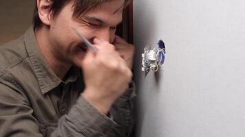 A man is fixing a light bulb with a screwdriver video