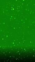 verde bokeh partículas flutuando dentro a ar e queda para a chão em uma Sombrio fundo, vertical composição. padrão velocidade. ciclo animação cenas para gráfico Projeto. video