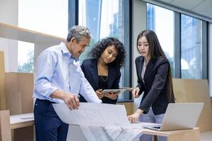 Team of architectures, engineer, interior designer and businessmen discussing and brainstorming on floor plan modification for real estate renovating investment and housing development project concept photo