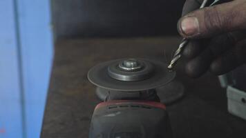 A master sharpens a drill using an emery disc video