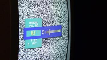 Tuning a old analog television in vlf band with noise in the screen video