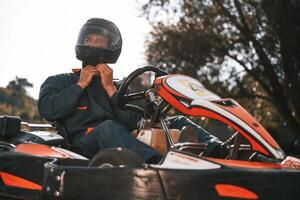 Man ,is outdoors, kart ,racing ,conception photo