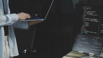 uma pessoa é usando uma computador portátil computador com código em isto video