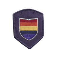 isto mostra roxa bordado fragmento com escudo Projeto apresentando horizontal listras vermelho, laranja, amarelo, e azul. fragmento tem texturizado tecido aparência e borda.roxa bordado fragmento com png