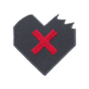 grå tyg lappa i form av hjärta funktioner röd broderad x i Centrum, symboliserar avslag eller sorg. lappa har ojämn kant, tillsats oländig känna png