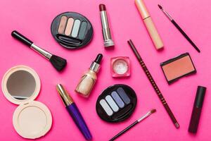 profesional maquillaje herramientas. parte superior vista. belleza, decorativo productos cosméticos. maquillaje cepillos conjunto y color sombra paleta en mesa antecedentes. minimalista estilo foto