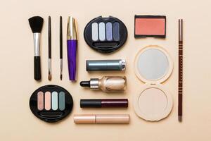 profesional maquillaje herramientas. decorativo productos cosméticos. maquillaje cepillos conjunto y color sombra paleta en mesa antecedentes foto