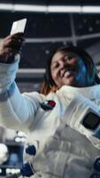 verticaal ruimteschip astronaut afscherming ogen van verblindend licht overstromingen kuip van buitenaards wezen schip. voorzichtig kosmonaut wacht eerste contact met buitenaards aanwezigheid naderen ruimte station, camera b video