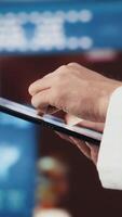 vertical moderno médico especialista aprovecha virtual herramientas para diagnósticos y paciente análisis, reflejando el evolución de medicina mediante tecnología y científico avance. revolución. cámara una. video