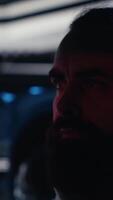 verticale portrait de joyeux astronaute en portant casque performant routine entretien dans vaisseau explorant Profond espace. content cosmonaute navigation orbital trajectoire dans vaisseau spatial après en quittant planète, caméra b video