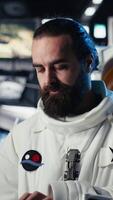vertical cosmonauta asegurando Operacional preparación durante humanidad supervivencia expedición a Marte. optimista astronauta navega a rojo planeta, haciendo humano expansión en espacio a avanzar científico conocimiento, cámara si video