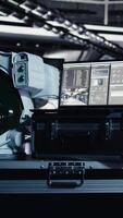 vertical computador portátil dentro espaço estação rastreamento Estrela e asteróides padrões durante cósmico viagem para marte. caderno interface dentro nave estelar mostrando orbital caminho para próximos extraterrestre vermelho planeta expedição video