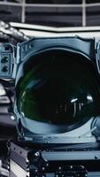 vertical alerta luz piscando sobre computador portátil dentro nave espacial exibindo missão analytics painel preparado para científico pesquisar. defeituoso Atenção dentro nave estelar com capacete Próximo para caderno durante órbita viagem video