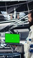 verticaal astronaut toezicht houden systeem diagnostiek Aan groen scherm Scherm, pratend naar collega gedurende ruimte missie. samenwerken kosmonauten gebruik makend van chroma sleutel toezicht houden op gedurende mensheid overleving expeditie, camera een video