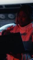 verticale astronaute vérification Humain expansion dans espace mission Les données sur tablette pendant périple à Mars. cosmonaute dans vaisseau prépare pour rouge planète expédition justificatif longue terme humanité survie, caméra b video