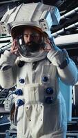 vertical cosmonauta asegurando Operacional preparación durante humanidad supervivencia expedición a Marte. optimista astronauta navega a rojo planeta, haciendo humano expansión en espacio a avanzar científico conocimiento, cámara un video