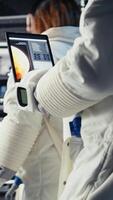 verticale astronaute vérification Humain expansion dans espace mission Les données sur tablette pendant périple à Mars. cosmonaute dans vaisseau prépare pour rouge planète expédition justificatif longue terme humanité survie, caméra une video