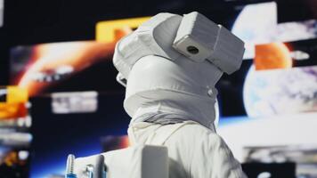 Raum Mann auf ein kosmisch Reise Mission umgeben durch Sterne und das Galaxis, präsentieren surreal Erkundung. männlich Astronaut mit passen und Helm Reisen im das Universum, äußere Raum. Kamera a. video