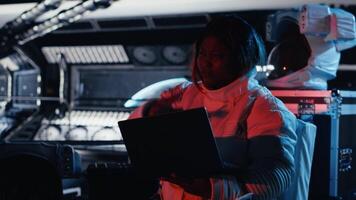 astronaut verblind door licht komt eraan van buitenaards wezen vaartuig terwijl navigeren orbital traject. kosmonaut verkennen planetair oppervlakken maken contact met buitenaards aanwezigheid, camera b video