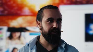 männlich Öffentlichkeit Lautsprecher diskutieren mit Publikum während Leben Sozial Medien Fall, präsentieren Innovation und echt Zeit Interaktion zu dafür sorgen effizient Netz Kommunikation. online Gegenwart. Kamera a. video