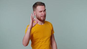 à moda homem olhando com aprovação às Câmera mostrando Está bem gesto gostar placa positivo alguma coisa Boa video