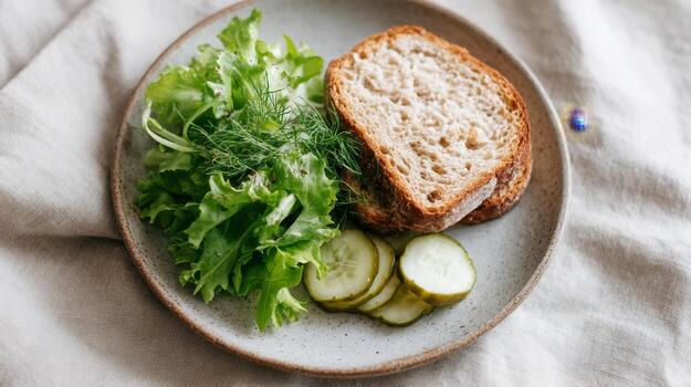 un vistoso almuerzo plato con un de masa fermentada sándwich, verduras, y pepinillos en un rústico plato foto