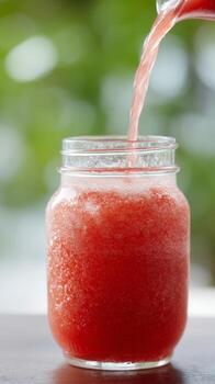 un vibrante jargarita es vertido dentro un masón frasco, exhibiendo el mermelada mezcla con jugo, Perfecto para verano foto