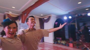 joyeux Danse performance dans rustique salle video
