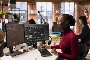 computadora científico en puesta en marcha oficina diseño, codificación y depuración aplicaciones en diferente software idiomas africano americano mujer haciendo código pruebas y calidad garantía foto