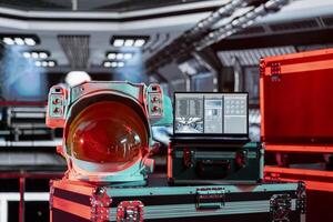rojo ligero en astronave terminado espacio casco y ordenador portátil demostración errores durante orbita lanzamiento sistemas verificación. mal funcionamiento indicador parpadeo en astronave durante galaxia vuelo foto