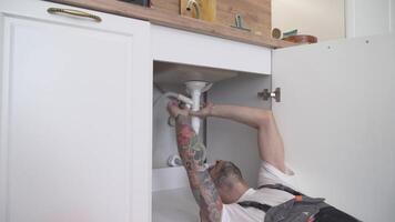 reparando agujereado lavabo sifón con sellador y llave inglesa video