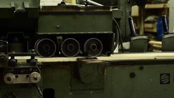 machine ou unité pour bois En traitement video