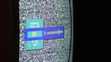 Tuning a old analog television in uhf band with noise in the screen video