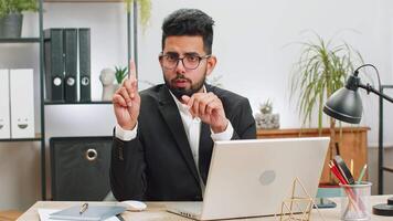 negocio hombre trabajando en ordenador portátil batidos dedo, diciendo No, ser cuidadoso, dando Consejo a evitar Error video
