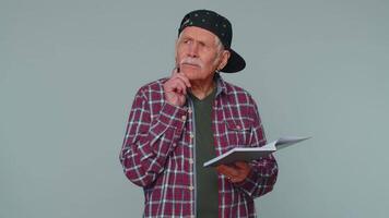 Thoughtful journalist man making notes, writing down thoughts with pen into notepad notebook diary video