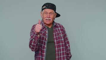 Tourist stylish man in shirt showing thumbs up and nodding in approval, successful good work video