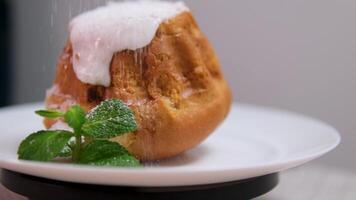 sprinkle with powdered sugar Easter cake. Mother Cuts Festive Pastries with a Knife. female cutting Easter cake video