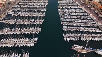 aérien vue de le Port dans Marseille, France. une grand nombre de bateaux, voiliers, hors-bord et yachts amarré dans le port, drone voir. video