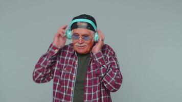 heiter attraktiv Mann Hören Musik- auf Kopfhörer und Tanzen Disko täuschen um haben Spaß. video