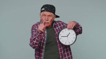 personnes âgées Sénior homme montrant temps sur l'horloge montre, d'accord, pouce en haut, approuver, montrer du doigt doigt à caméra video