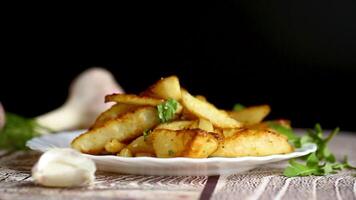 Potatoes with a crispy crust and aromatic spices video