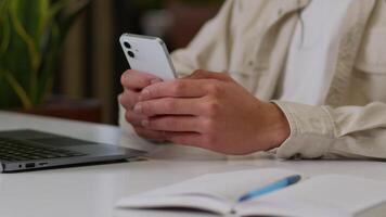 fechar acima do masculino mãos digitando Móvel telefone irreconhecível homem de negocios africano americano homem o negócio trabalhador usando Smartphone às mesa dentro escritório conectados Internet conversando aplicativo procurando Internet viciado video