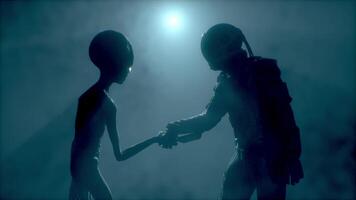 3d weergave. astronaut voldoet aan een grijs buitenaards wezen en schudt zijn hand. eerste contact. buitenaards wezen Aan maan. kolonisatie en ruimte exploratie concept. volumetrisch licht.. futuristische concept. video