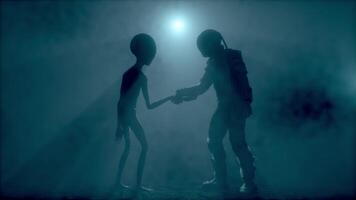 3d weergave. astronaut voldoet aan een buitenaards wezen en schudt zijn hand. eerste contact. buitenaards wezen Aan maan. kolonisatie en ruimte exploratie concept. volumetrisch licht.. ufo futuristische concept. video