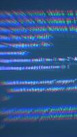 distorcido programação código em uma digital tela com rgb cromático aberração e falha efeitos video