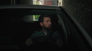 kaukasisch Mann Innerhalb Auto Sitzung im Taxi Automobil traurig verärgert besorgt Kerl im Garage bereiten Fahren frustriert männlich Treiber denken Ärger warten im Fahrzeug Transport Auto Problem schwierig Nervenzusammenbruch video