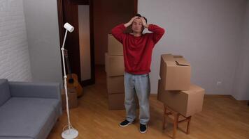 A man is standing in a room with boxes and a lamp video