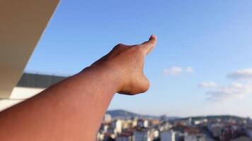 Pointing out features in a clear sky from a balcony video